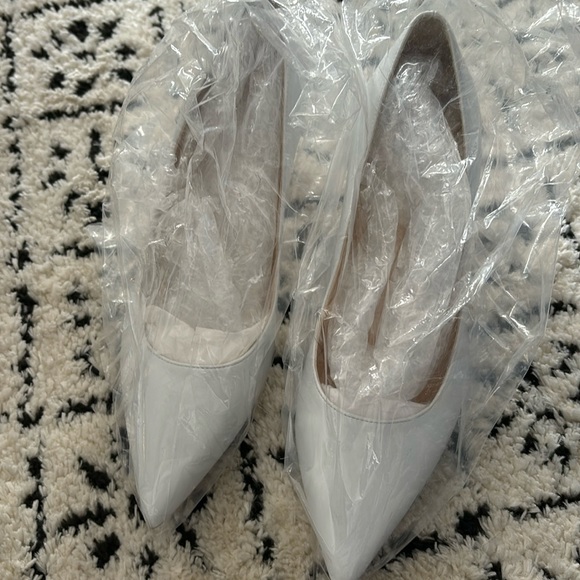 White leather heels - Picture 1 of 4